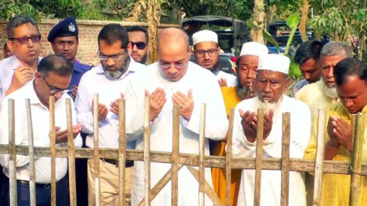 শহীদ আবু সাঈদের কবর জিয়ারত করলেন প্রধান বিচারপতি