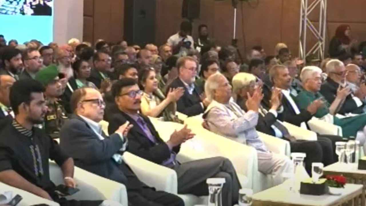 বিনিয়োগ সম্মেলনে যোগ দিয়েছেন প্রধান উপদেষ্টা