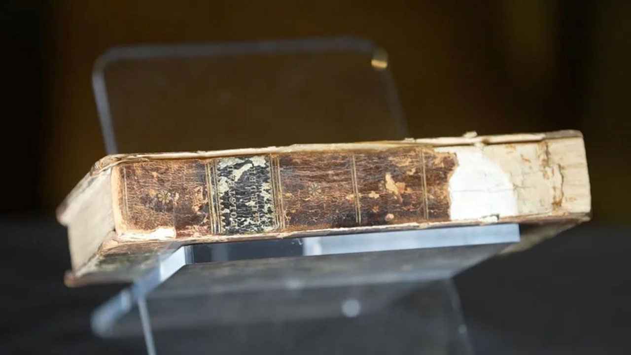 যুক্তরাজ্যের জাদুঘরে মিলল মানুষের চামড়ায় বাঁধানো বই