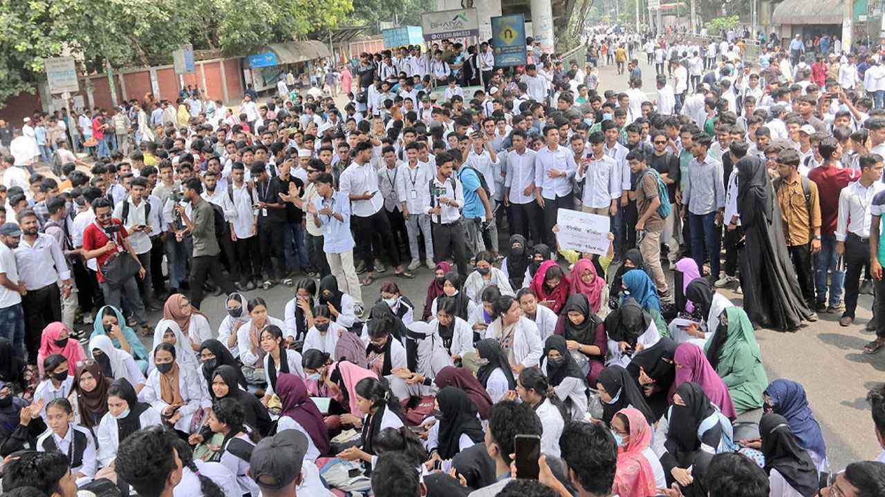 কাফনের কাপড় বেঁধে পলিটেকনিক শিক্ষার্থীদের গণমিছিলের ডাক