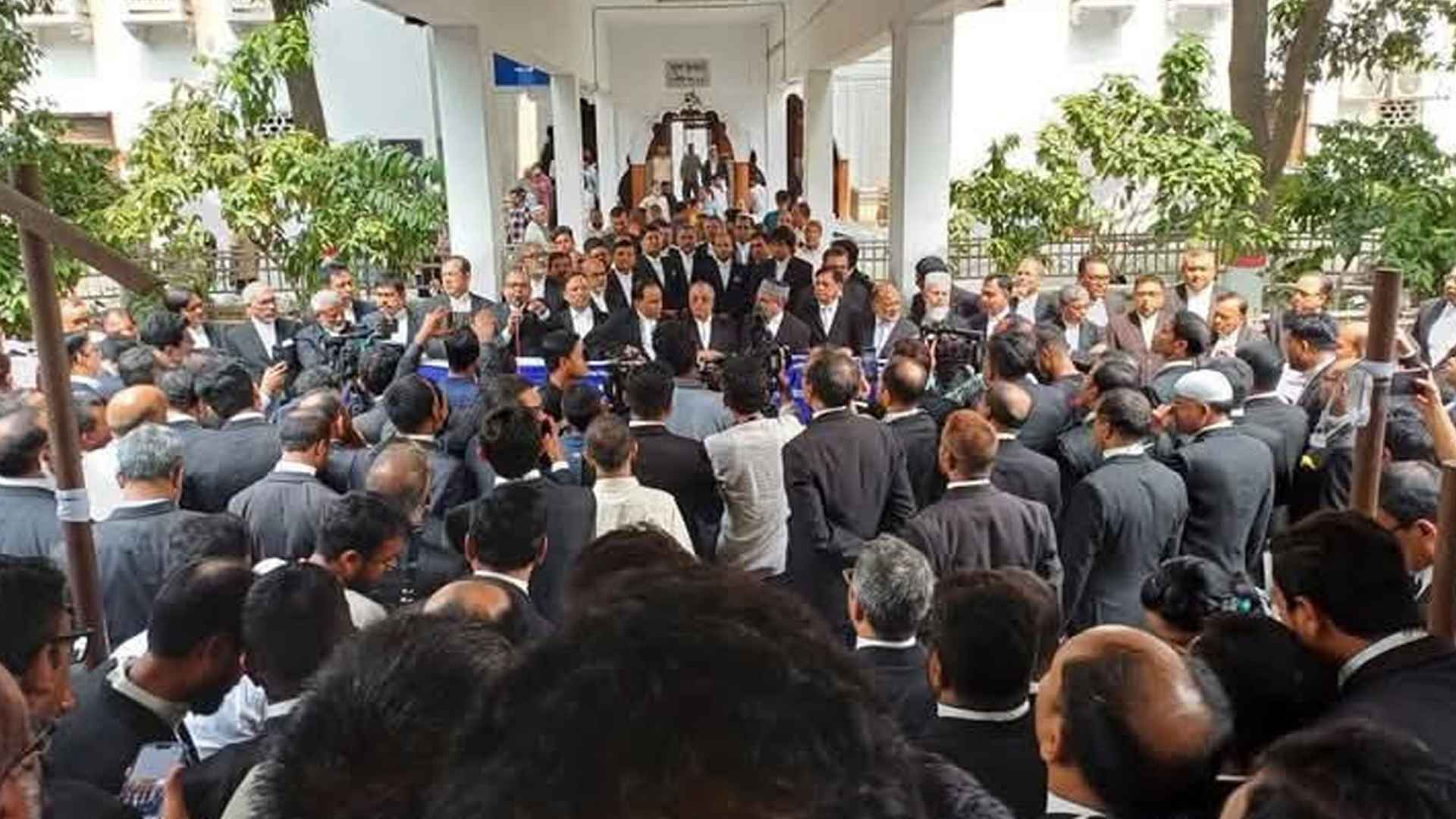 বিচারপতি খায়রুল হককে গ্রেফতারের দাবিতে সুপ্রিম কোর্টে বিক্ষোভ