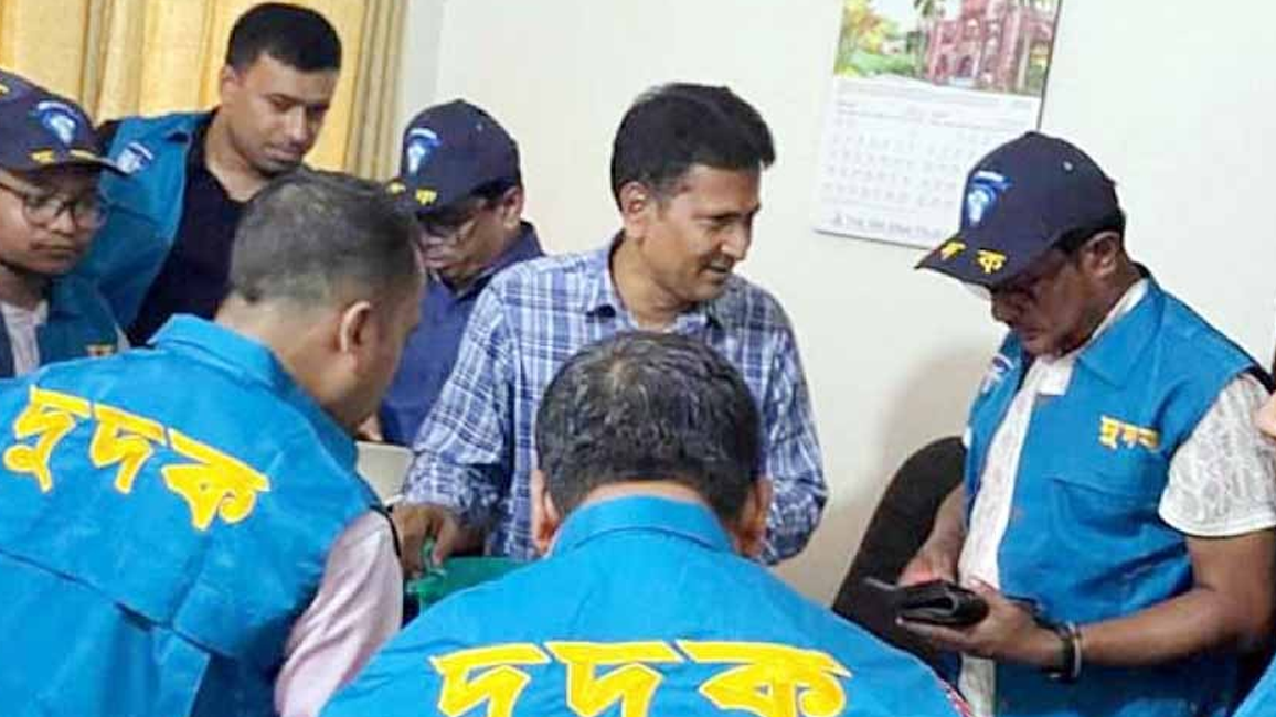 ঘুষ নেওয়ার সময় হাতেনাতে ধরা ডিএসসিসির ওয়ার্ড সচিব