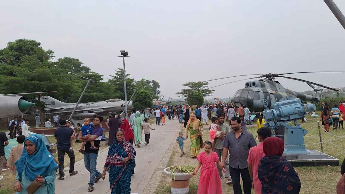 ঈদের ষষ্ঠ দিনেও আগারগাঁও বিমানবাহিনী জাদুঘরে দর্শনার্থীদের ভিড়