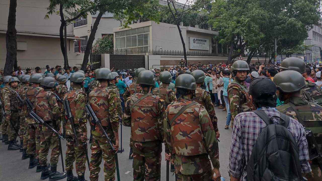 মহানবীকে কটূক্তি: তেজগাঁওয়ে সড়ক অবরোধ করে শ্রমিকদের বিক্ষোভ