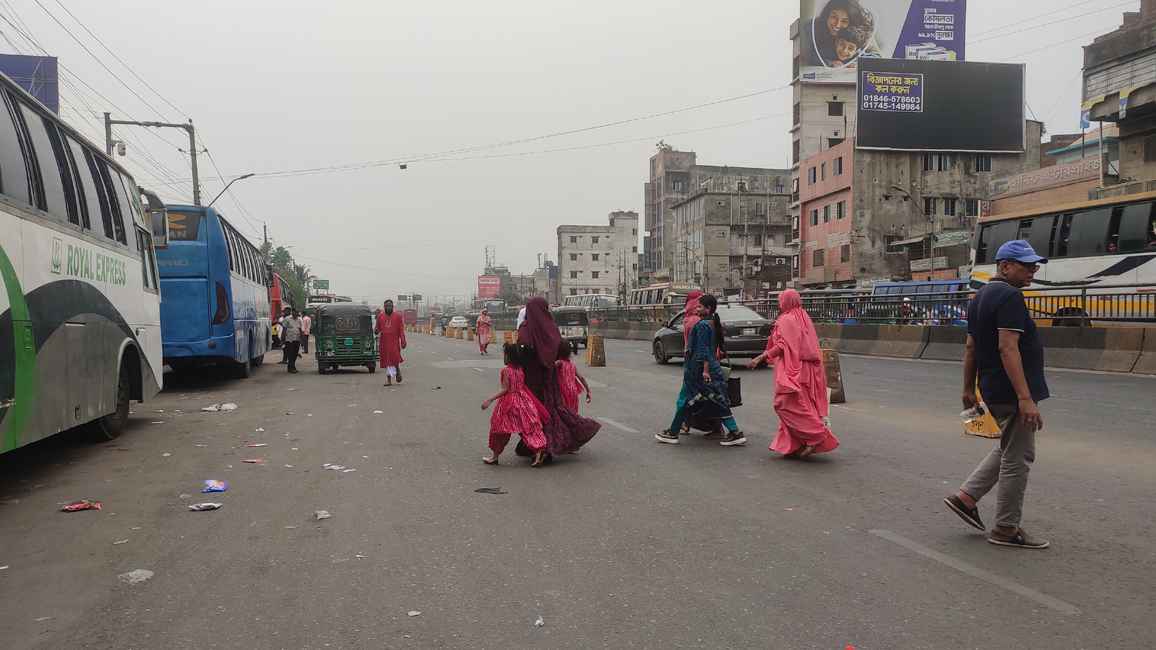 স্বস্তি ও স্বাচ্ছন্দ্যে ঢাকায় ফিরছেন কর্মজীবীরা