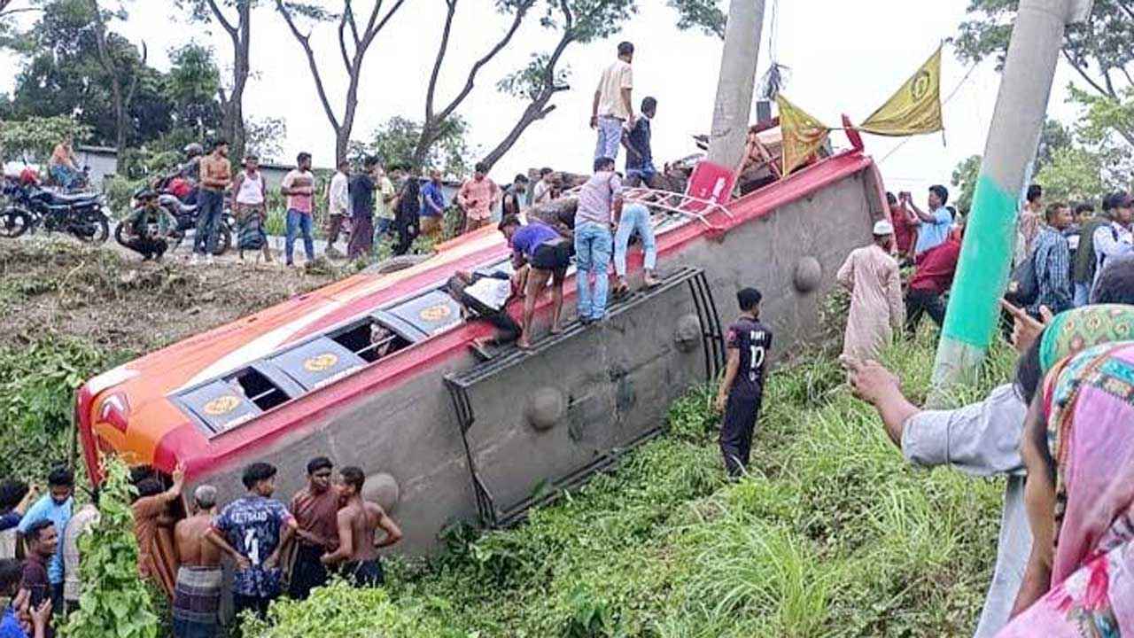 ফরিদপুরে বাস নিয়ন্ত্রণ হারিয়ে বিদ্যুতের খুঁটির সঙ্গে ধাক্কা, নিহত ৪
