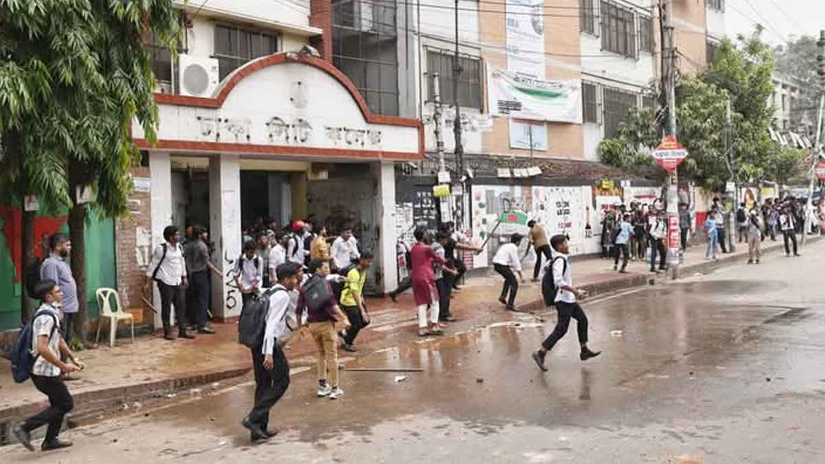 সিটি কলেজের লোগো খুলে নিলো ঢাকা কলেজ শিক্ষার্থীরা