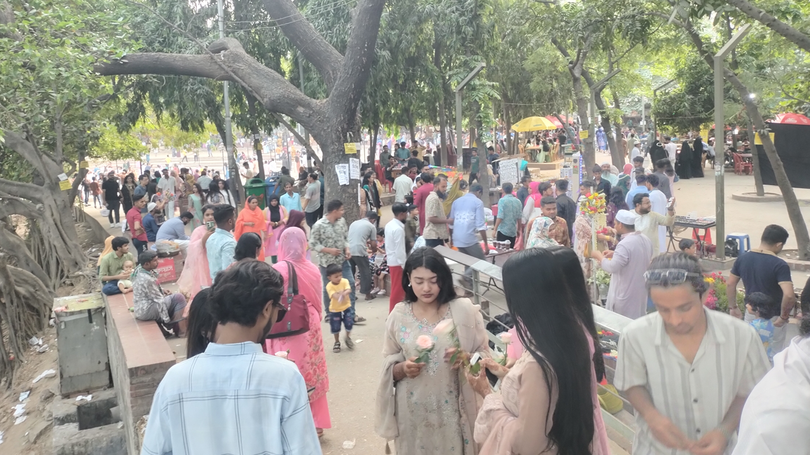 যানজটহীন রাজধানীতে ধানমন্ডি লেকে আনন্দে মাতোয়ারা নগরবাসী