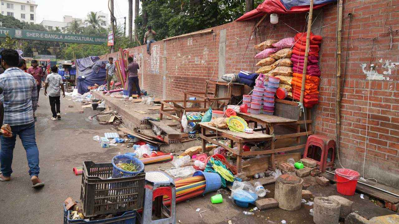 রাজধানীতে গুঁড়িয়ে দেওয়া হলো ৪০০ অবৈধ দোকান