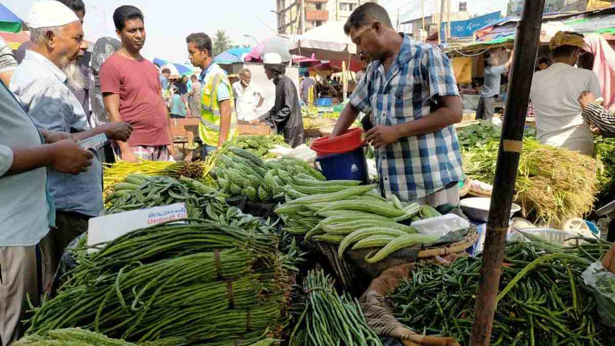 হঠাৎ লাগামহীন সবজির বাজার, ৭০ টাকার নিচে মিলছে না কিছুই
