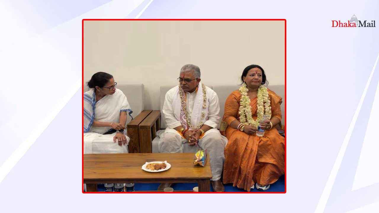 মমতা-দিলীপের যে ছবি অস্বস্তিতে ফেলল বিজেপিকে
