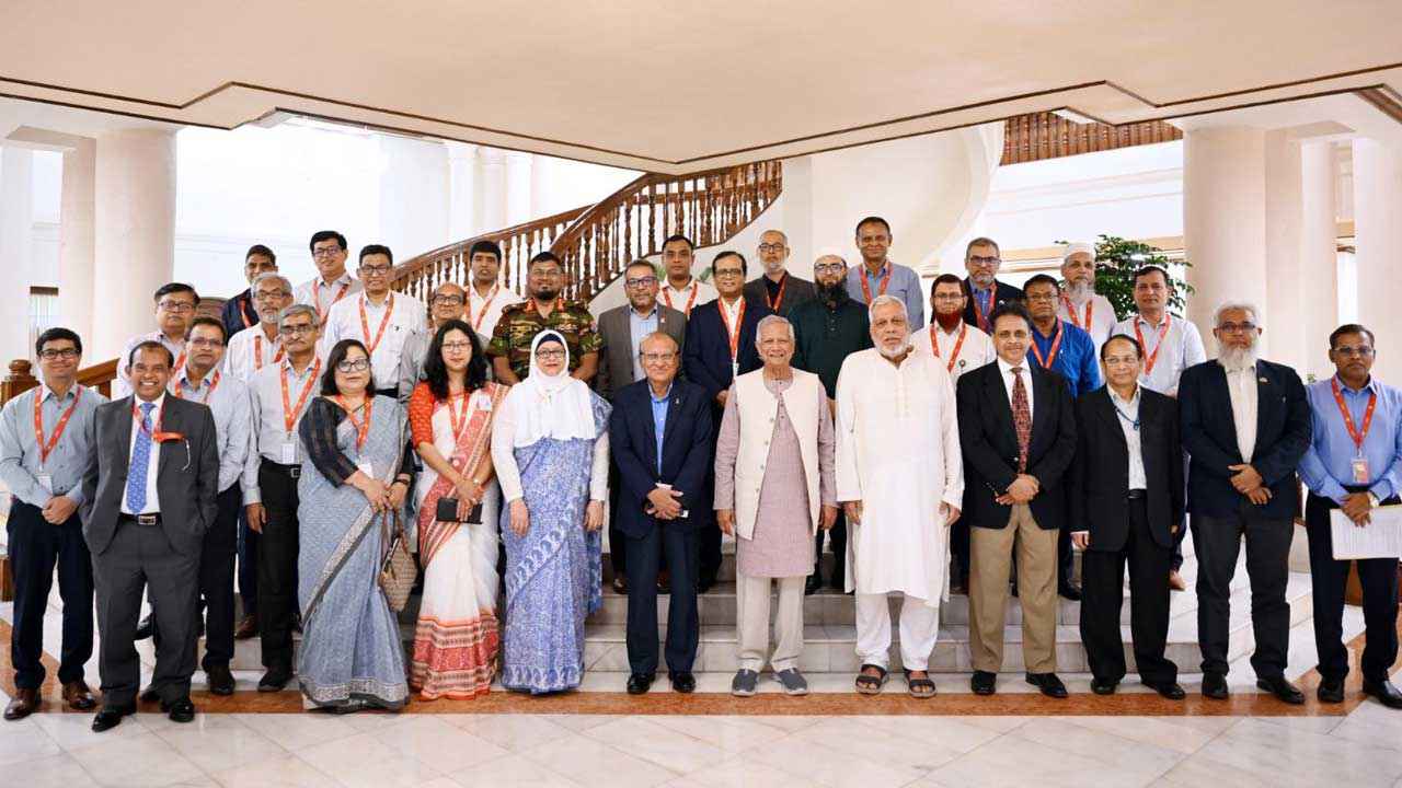 ঝামেলামুক্ত ঈদ করায় কর্মকর্তাদের ধন্যবাদ প্রধান উপদেষ্টার