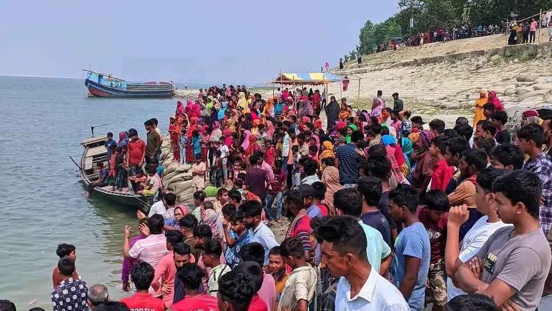 পাবনায় পদ্মা নদীতে নৌকা ডুবে নিখোঁজ স্বামী-স্ত্রীর মরদেহ উদ্ধার