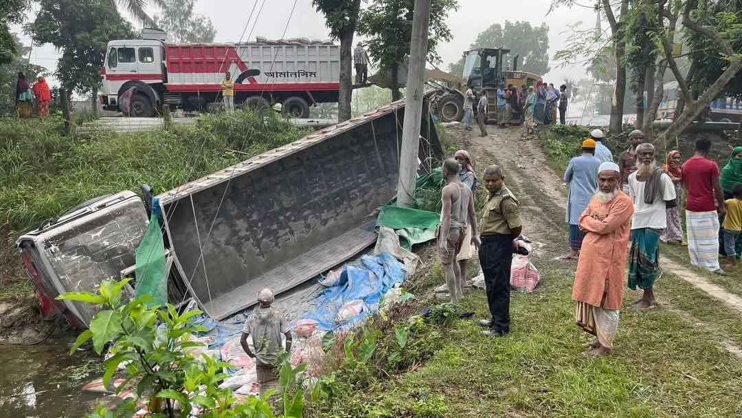 সিরাজগঞ্জে ট্রাক-মাইক্রোবাস সংঘর্ষে নিহত ২