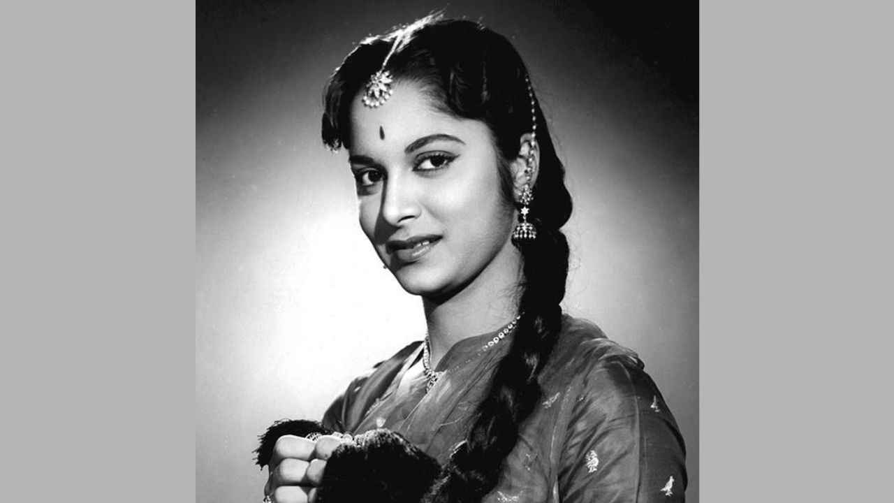 অশ্লীল পোশাক পরতে রাজি না হওয়ায় অভিনেত্রীকে হেনস্থা