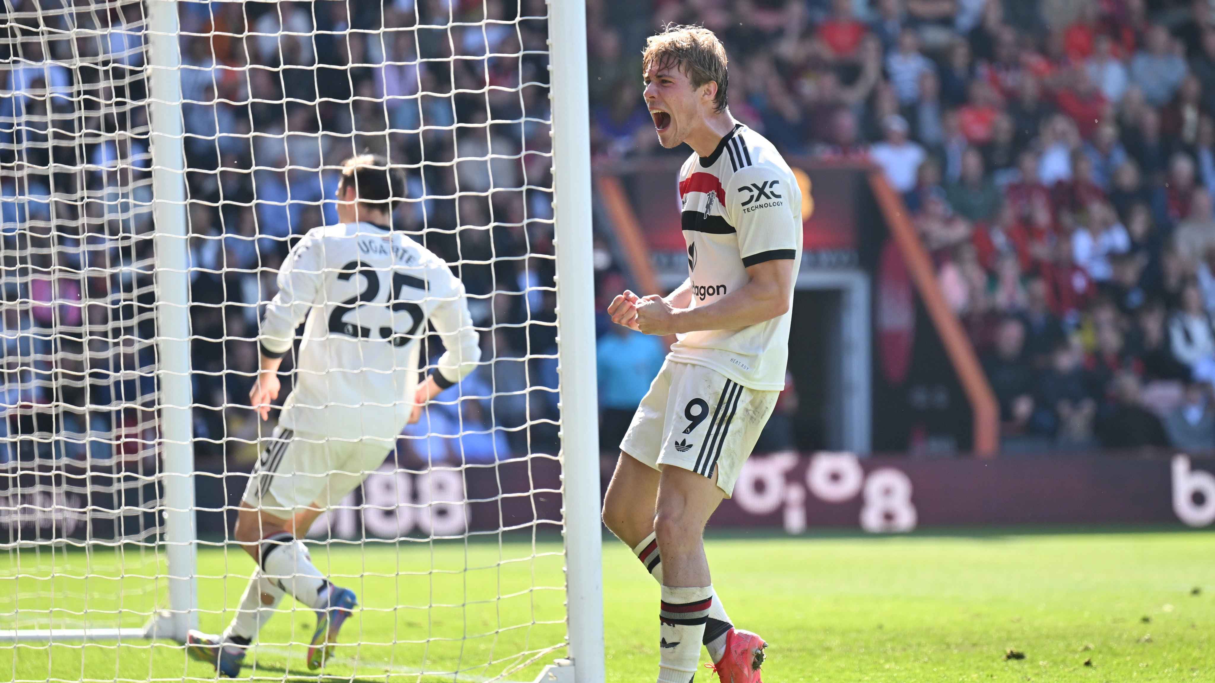 শেষ মুহূর্তে হয়লুনের গোলে হার এড়াল ম্যানইউ