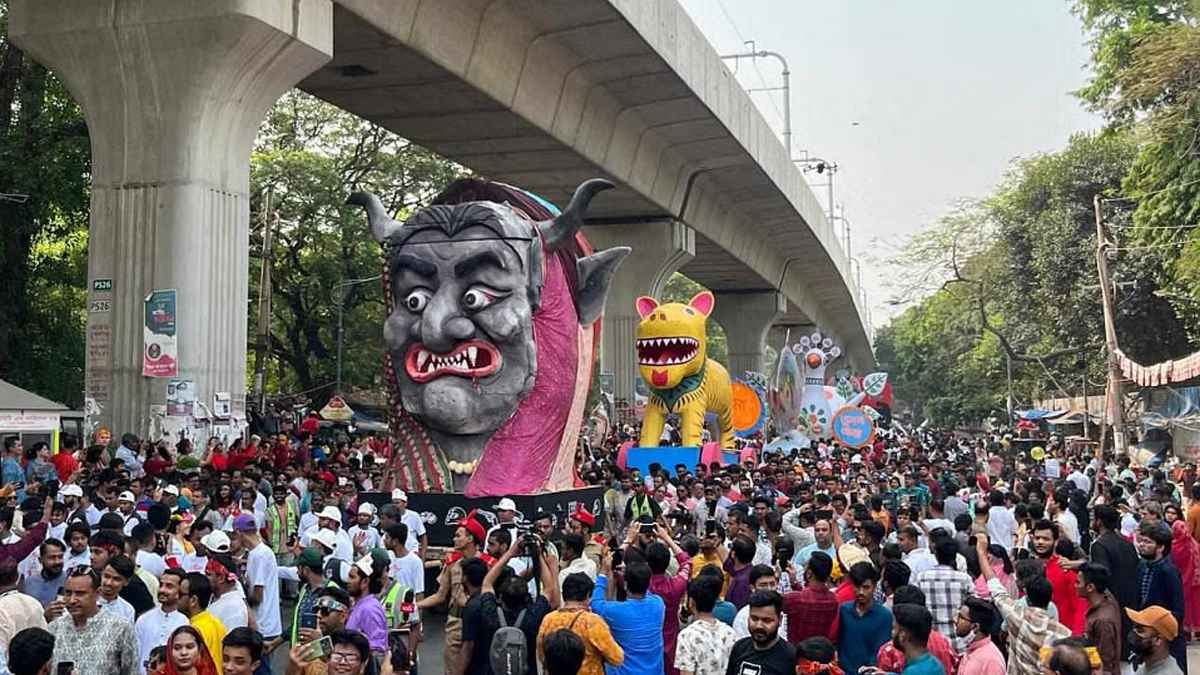 আগ্রহের কেন্দ্রবিন্দুতে ফ্যাসিবাদের মুখাকৃতি, মুগ্ধর পানির বোতল