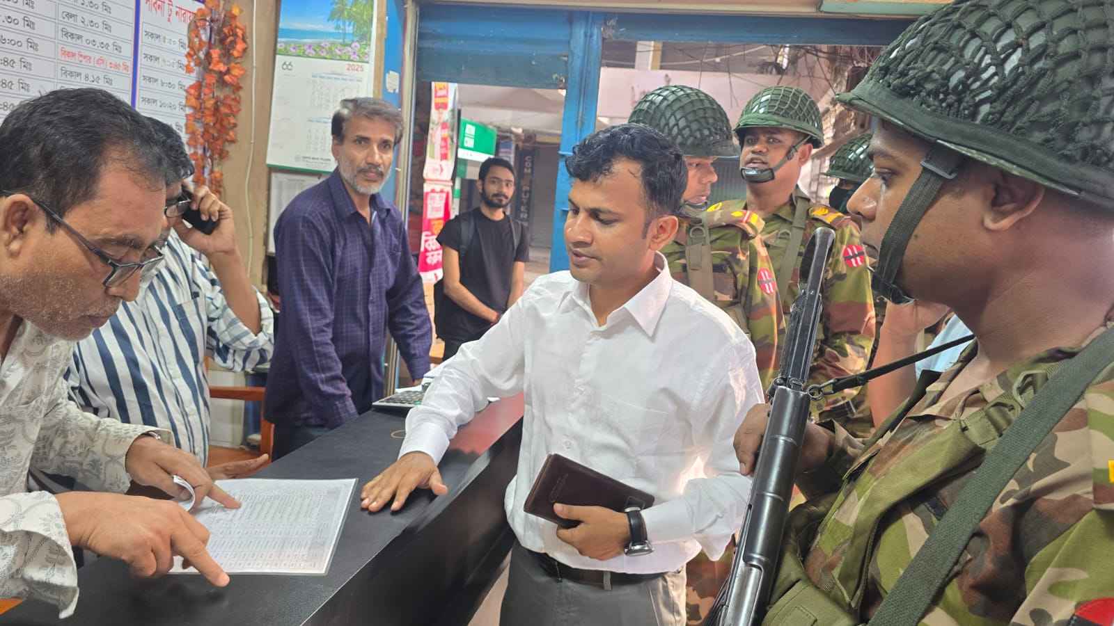 পাবনার বিভিন্ন বাস কাউন্টারে ভোক্তা-সেনাবাহিনীর অভিযান, জরিমানা