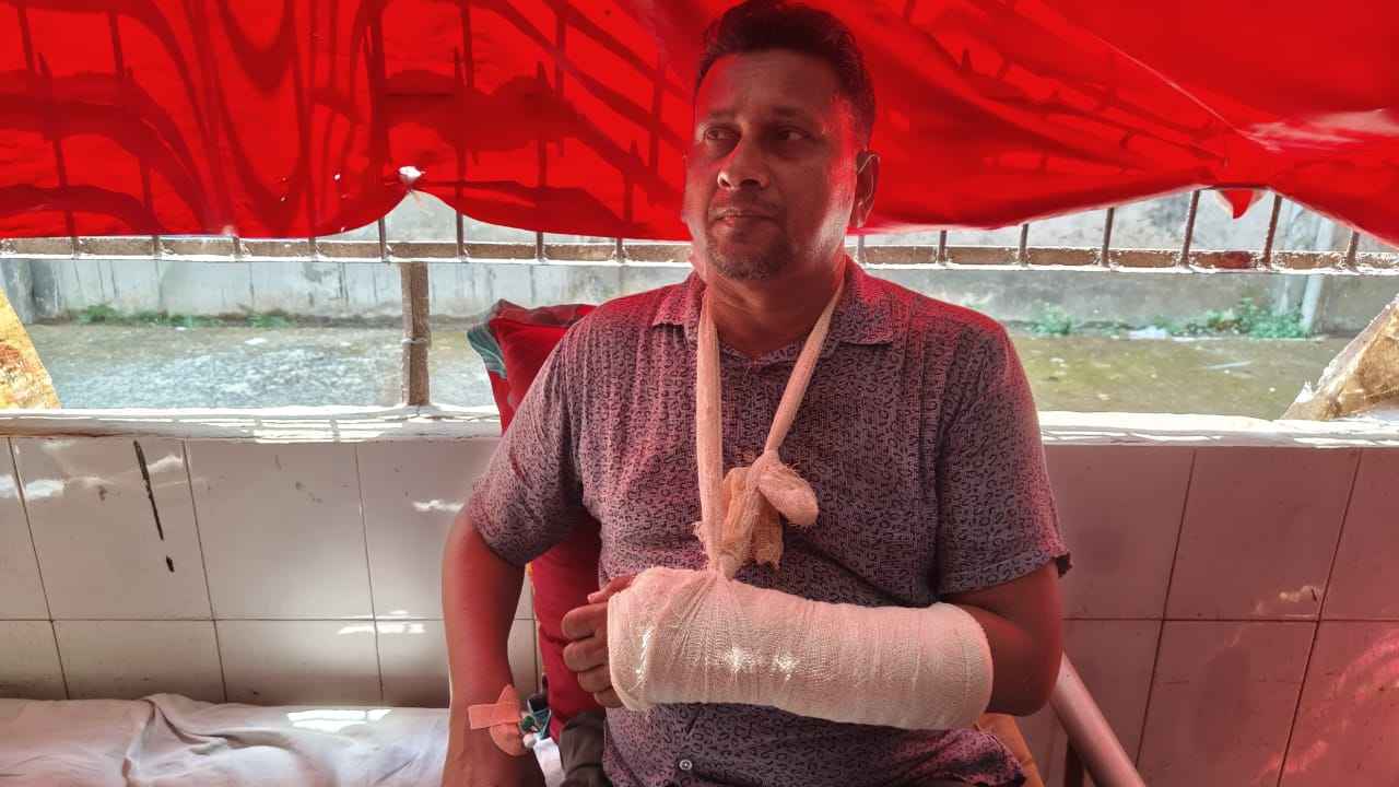 স্কুল কমিটির দ্বন্দ্বে পিটিয়ে ভাঙা হলো প্রধান শিক্ষকের হাত!