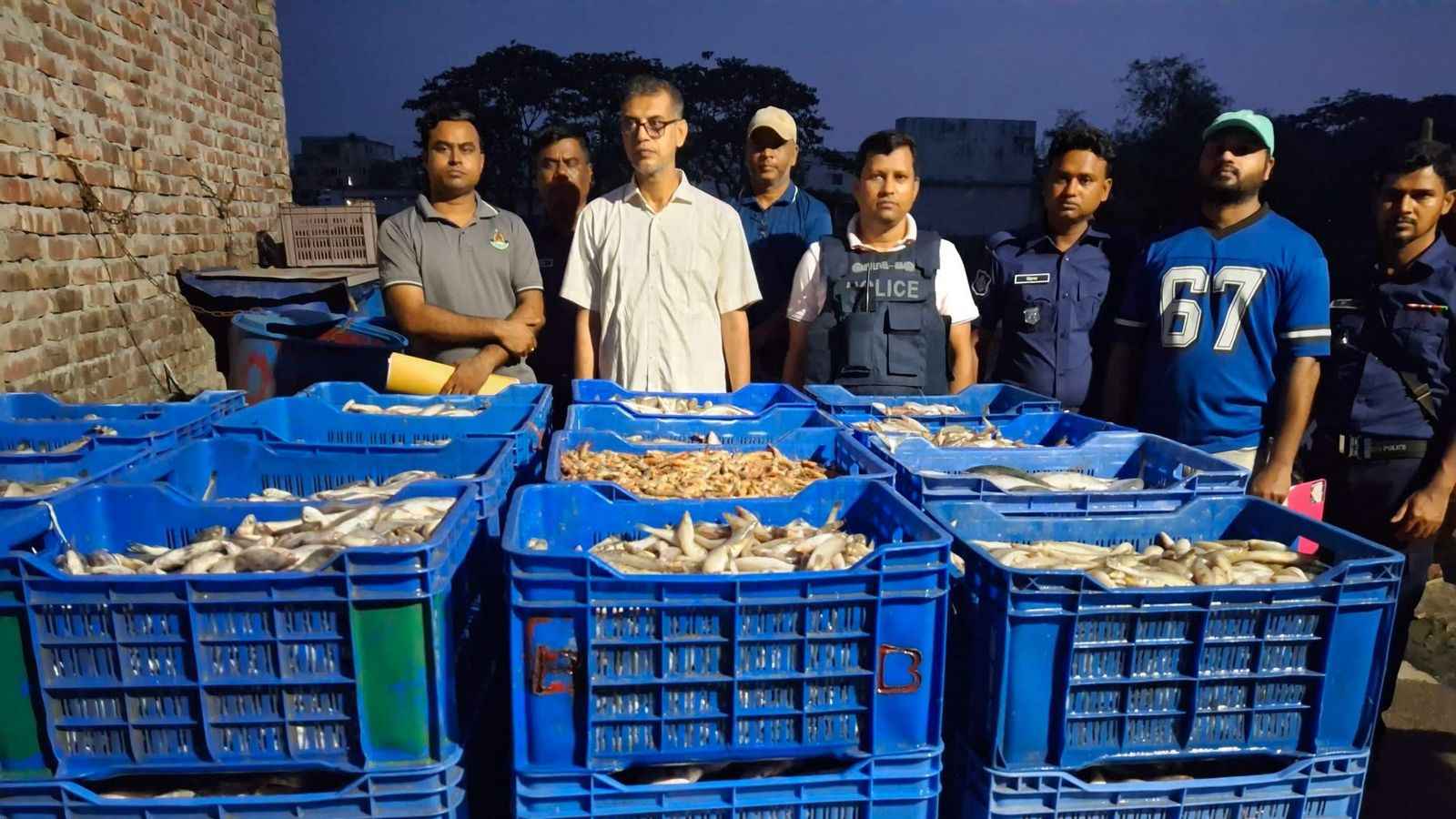 বরগুনায় অভিযানে নিলামে ৩১২০ কেজি সামুদ্রিক মাছ বিক্রি, ট্রলার জব্দ