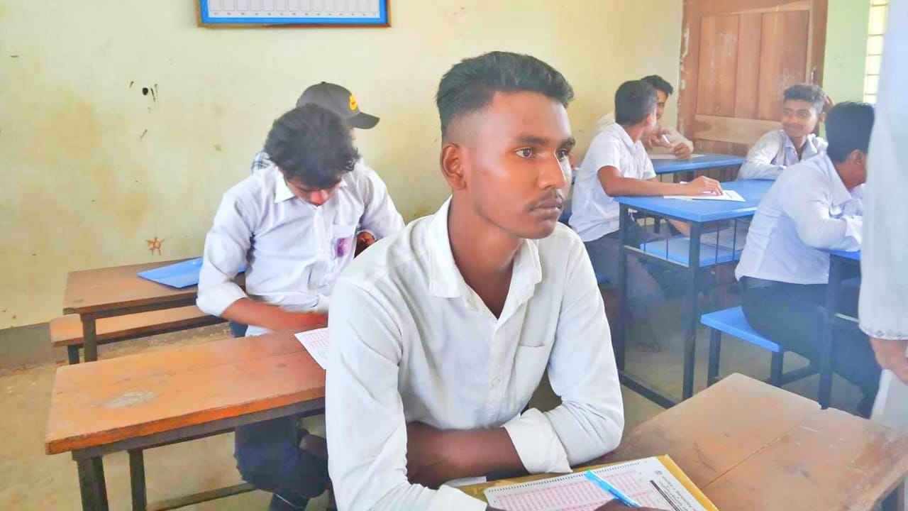 বাবার লাশ বাড়িতে রেখে এসএসসি পরীক্ষায় অংশ নিলেন খাইরুল