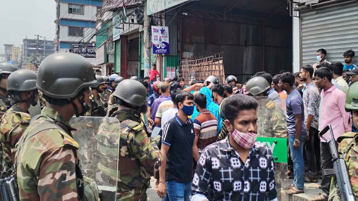 গাজীপুরে দুই কারখানায় শ্রমিক বিক্ষোভ মহাসড়ক অবরোধ, ভোগান্তি