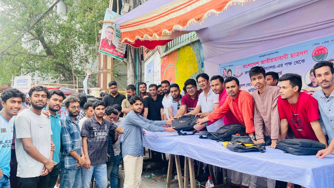 রাবি ভর্তিচ্ছু শিক্ষার্থীদের সহায়তায় জবি ছাত্রদল