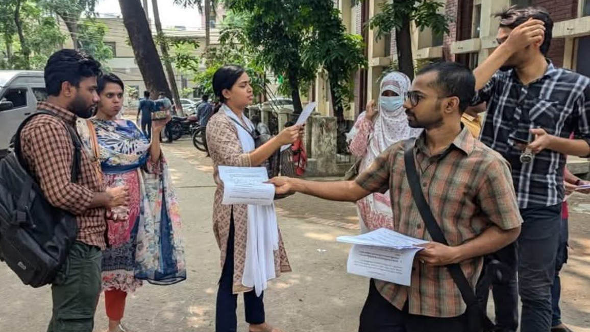 জবিতে আবাসন ভাতার দাবিতে লিফলেট বিতরণ