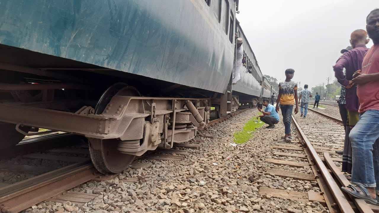 যশোরে ট্রেন লাইনচ্যুত, খুলনার সঙ্গে সারাদেশের যোগাযোগ বিচ্ছিন্ন