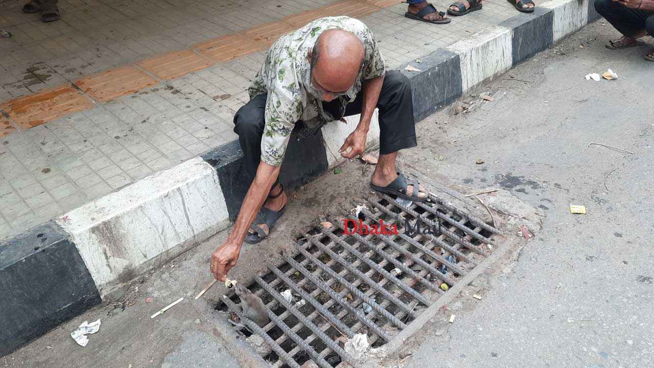 ফুটপাত ব্যবসায়ী কামালের আজব ইঁদুরপ্রেম!