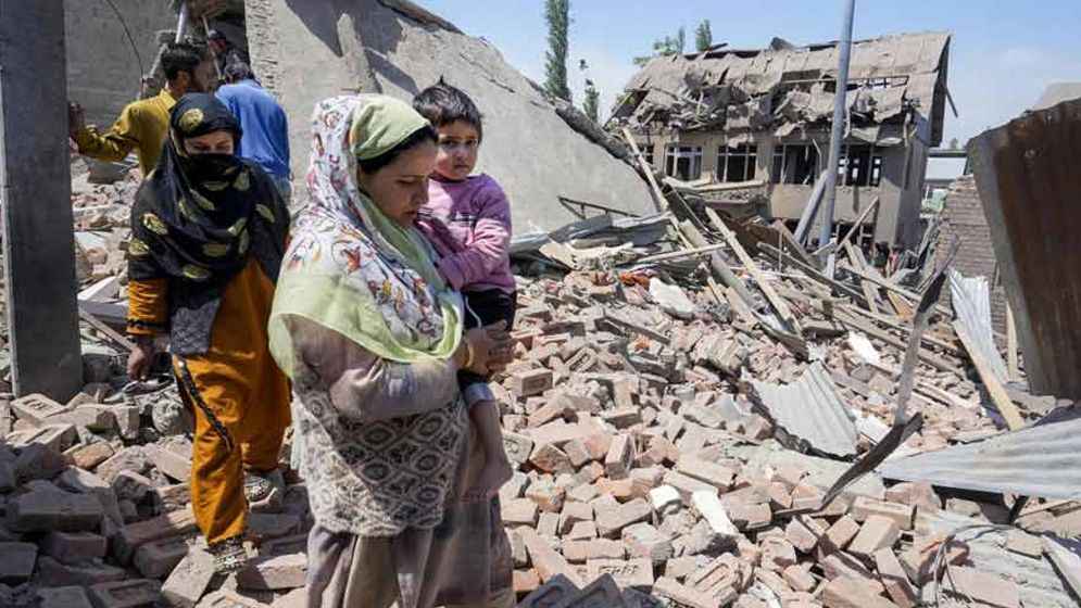 কাশ্মীরে বুলডোজার দিয়ে গুঁড়িয়ে দেওয়া হচ্ছে বাড়িঘর