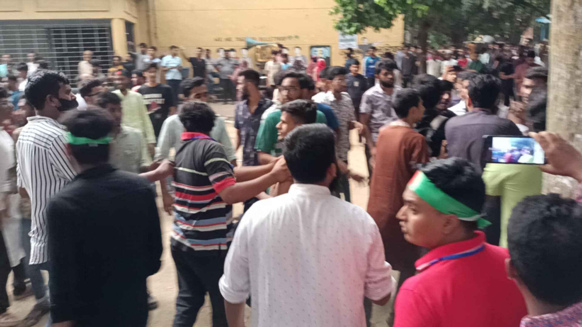 ছাত্র আন্দোলনের নেতাকর্মী ও এনসিপির ধাওয়া-পাল্টা ধাওয়া, ছুরিকাহত ২