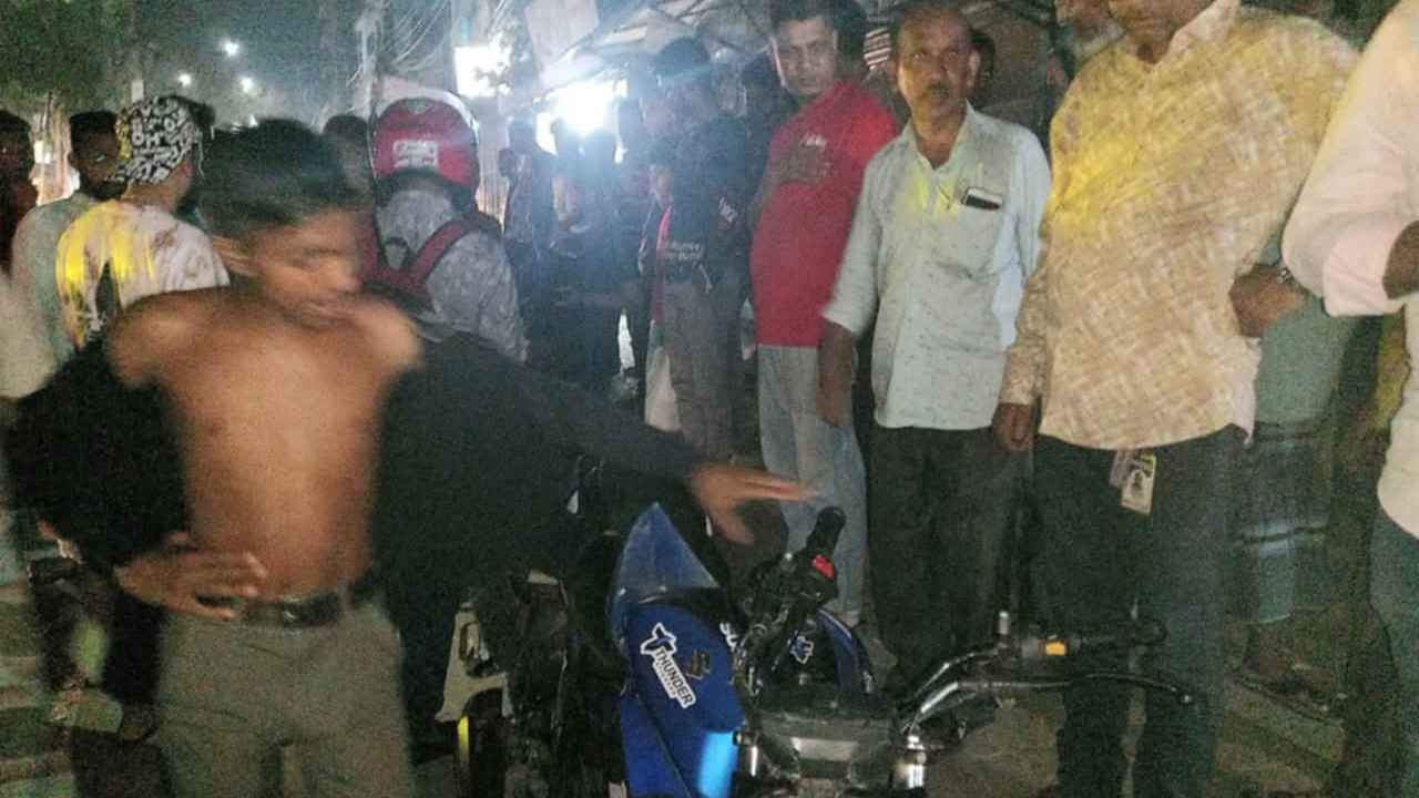 দুর্ঘটনাকবলিত মোটরসাইকেল হেফাজতে নিতে গিয়ে হামলার শিকার পুলিশ