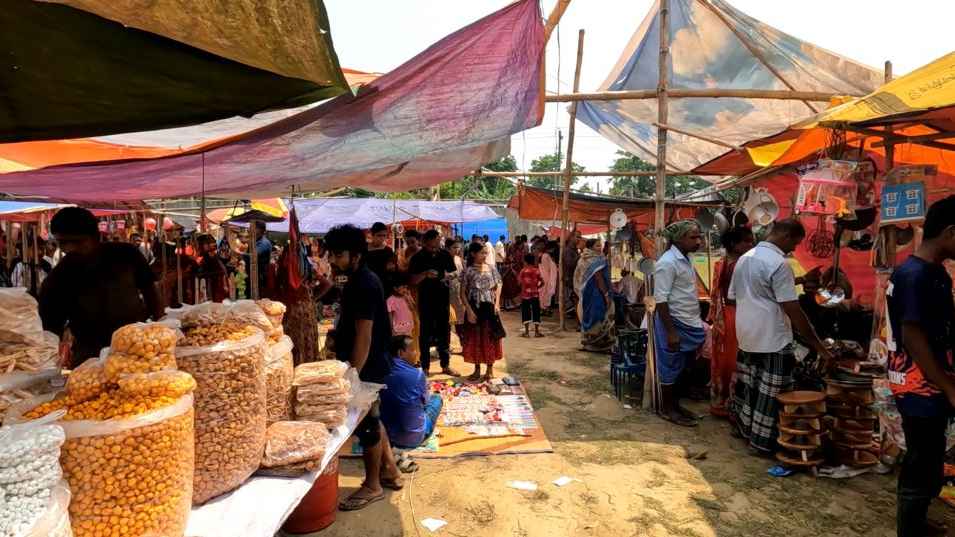 মিরসরাইয়ে ২০০ বছরের ঐতিহ্যবাহী ইছামতির মেলা, দর্শনার্থীর ভিড়