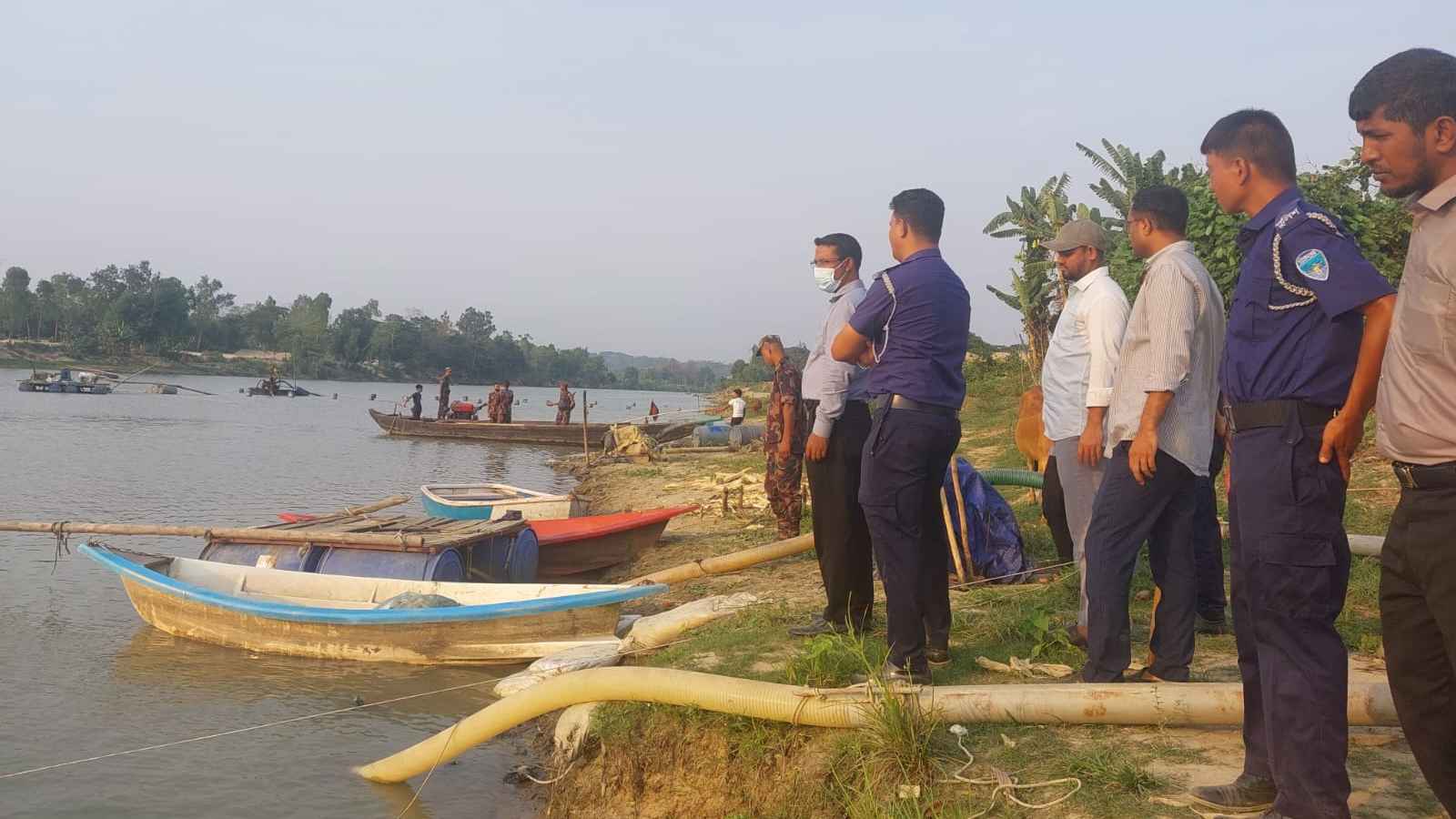 ফেনী নদীতে অবৈধভাবে বালু উত্তোলন বন্ধে প্রশাসনের অভিযান