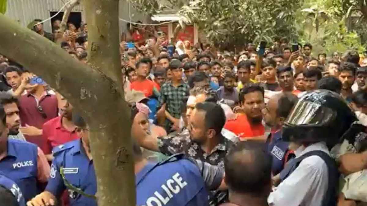 স্ত্রীকে হত্যা করে লাশের পাশেই বসেছিলেন স্বামী