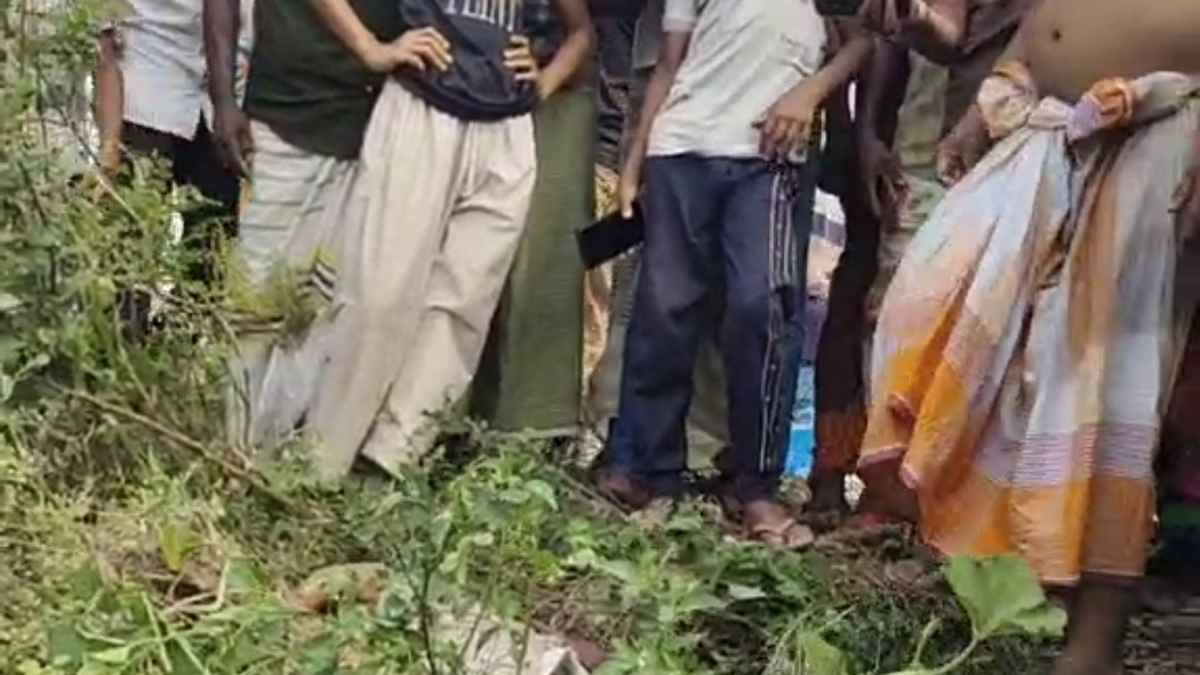 সড়কের পাশে পড়ে ছিল ব্যবসায়ীর গলা কাটা মরদেহ