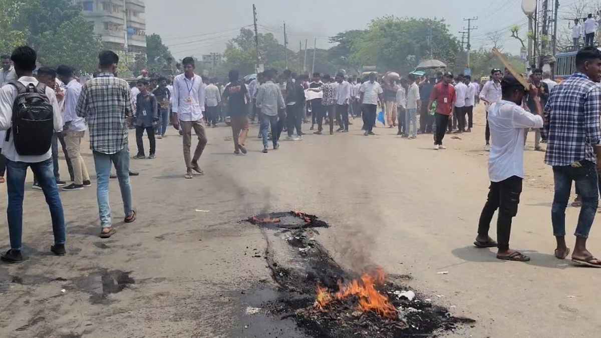 ঢাকা-পাবনা মহাসড়ক অবরোধ করে শিক্ষার্থীদের বিক্ষোভ