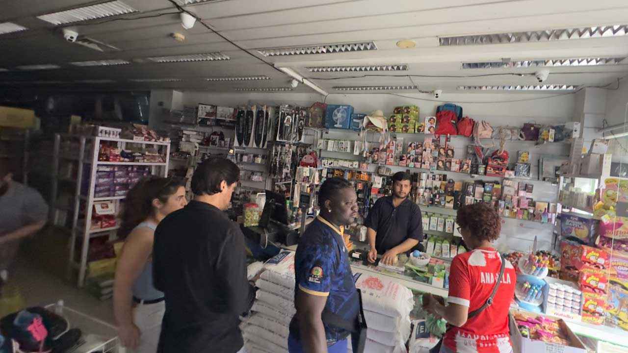 বিদ্যুৎহীন পর্তুগালে জরুরি জিনিসপত্রের জন্য দোকানে ভিড়