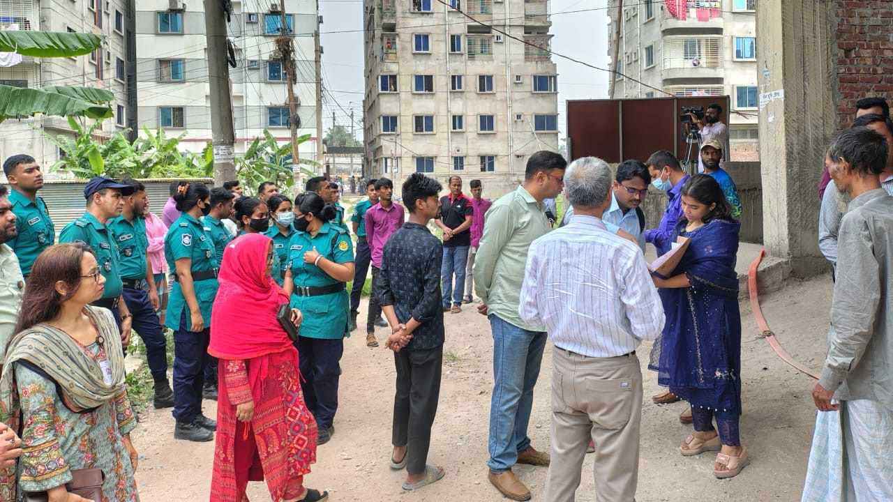 ডেমরায় নকশা বহির্ভূত কয়েকটি ভবনে রাজউকের উচ্ছেদ অভিযান