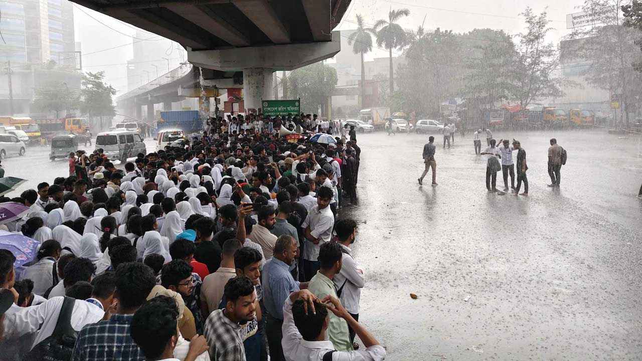 টানা ৮ ঘণ্টা ধরে বন্ধ তেজগাঁওয়ের সাতরাস্তা, ভোগান্তি চরমে