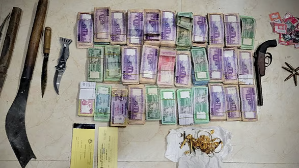 ডাকাতের বাড়ি থেকে নগদ টাকা, স্বর্ণ ও অস্ত্র উদ্ধার