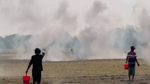 বালতিতে ককটেল ভরে দু’পক্ষের সংঘর্ষ, আহত ১৬