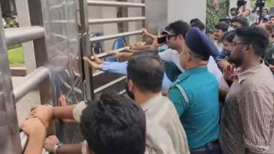 ফটক ভেঙে পিএসসির ভেতরে ঢুকে পড়লেন আন্দোলনরত চাকরিপ্রার্থীরা
