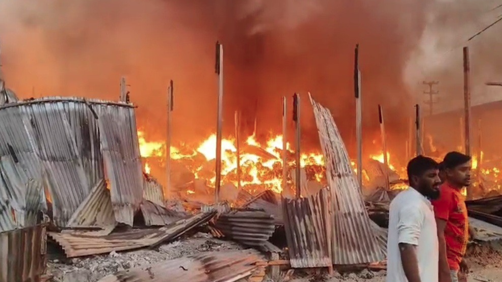 গাজীপুরে ঝুট গুদামের আগুন নিয়ন্ত্রণে