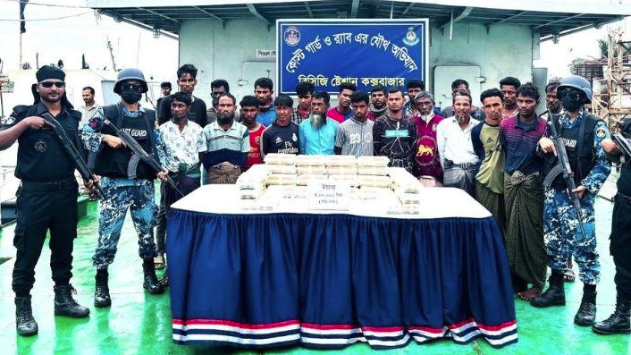 গভীর সাগরে পাঁচ লাখ ইয়াবাসহ আটক ২১