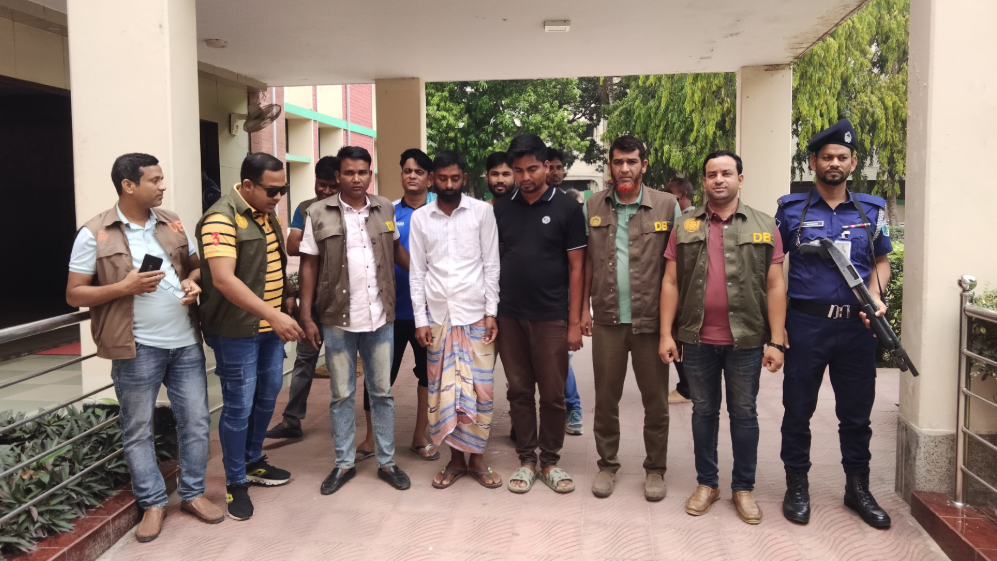 পুলিশের চাকরি দেওয়ার নামে অর্থ লেনদেন, গ্রেফতার ২