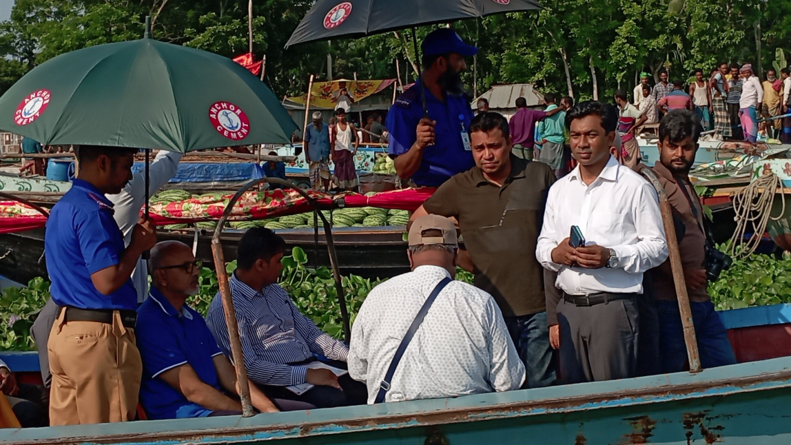 ভাসমান সবজি বাজার পরির্দশন করলেন জেলা প্রশাসক