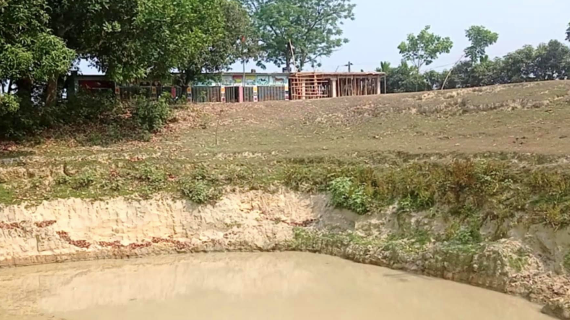 বিদ্যালয় ঘেঁষে পুকুর খনন, ঝুঁকিতে শিক্ষার্থীরা