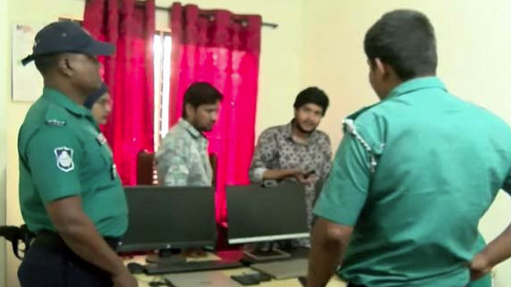 অনলাইন প্রতারণার অভিযোগে আটক ২